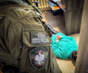 Straż Graniczna weszła jednocześnie do 17 lokali w Pomorskiem, a podczas pościgu ulicami Gdańska padły strzały w opony uciekających aut