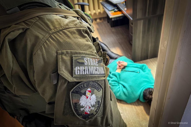 Straż Graniczna weszła jednocześnie do 17 lokali w Pomorskiem, a podczas pościgu ulicami Gdańska padły strzały w opony uciekających aut