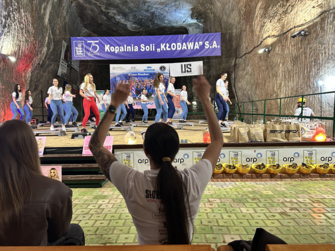 Trening fitness na stepie 600 metrów pod ziemią. Poznanianki zawalczyły o rekord Guinnessa