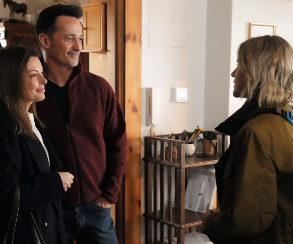 Janka w brązowej kurtce rozmawia z Kasią i Mariuszem, którzy stoją obok siebie w domowym wnętrzu. Zdjęcie ilustruje scenę, w której Janka przeprasza Kasię, co jest tematem artykułu o Barwach szczęścia na portalu Super Seriale.