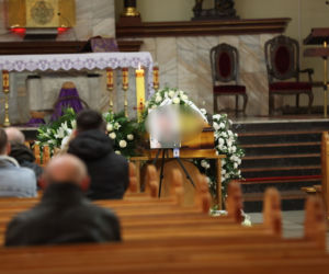 Pogrzeb dziennikarza TVN. Ciało Pawła K. jest już w kościele. Żegna go dźwięk trąbki [RELACJA Z UROCZYSTOŚCI]