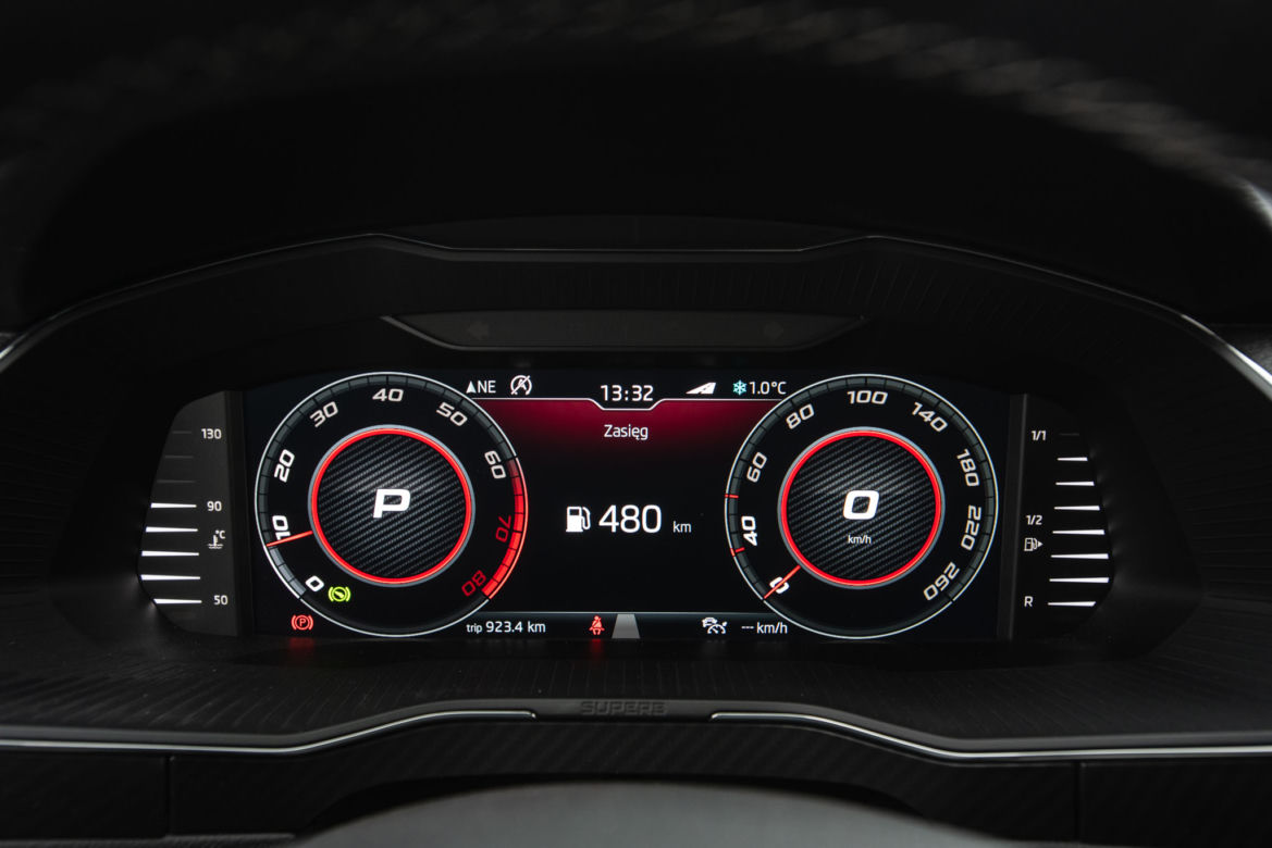 Volkswagen Passat Elegance vs Skoda Superb Sportline