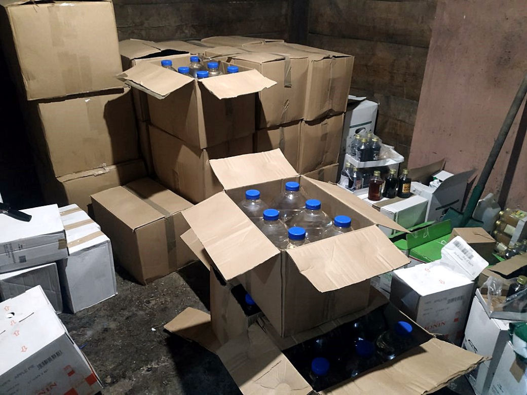 Bielsk Podlaski. Nielegalny alkohol i amfetamina na posesji 35-latka [ZDJĘCIA]