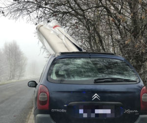 TEGO samochodu nie sposób było nie zauważyć! Wielki ładunek wystawał z szyberdachu [ZDJĘCIA]