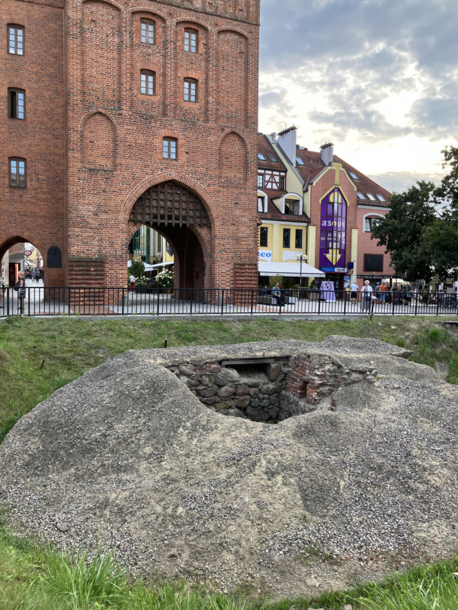 Dziura przed Wysoką Bramą w Olsztynie