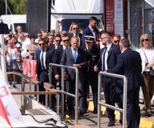 Święto Wojska Polskiego. Donald Tusk na jachcie w Gdyni.