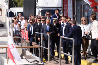 Święto Wojska Polskiego. Donald Tusk na jachcie w Gdyni.