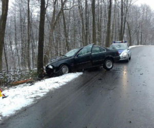 Pijany kierowca BMW uderzył w drzewo