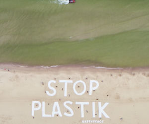 Wielki napis Stop plastik na plaży w Kołobrzegu