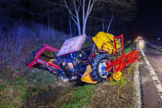 Samochód uderzył w ciągnik z opryskiwaczem. Trzy osoby trafiły do szpitala