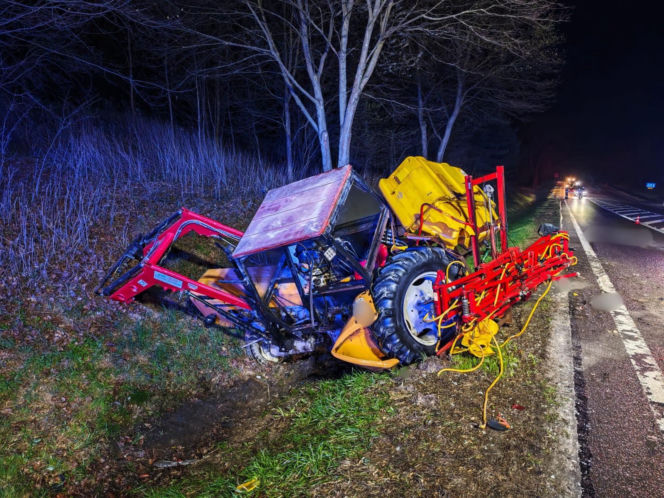 Samochód uderzył w ciągnik z opryskiwaczem. Trzy osoby trafiły do szpitala