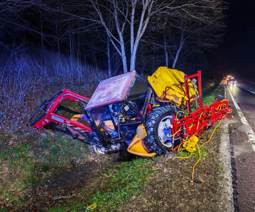 Samochód uderzył w ciągnik z opryskiwaczem. Trzy osoby w szpitalu