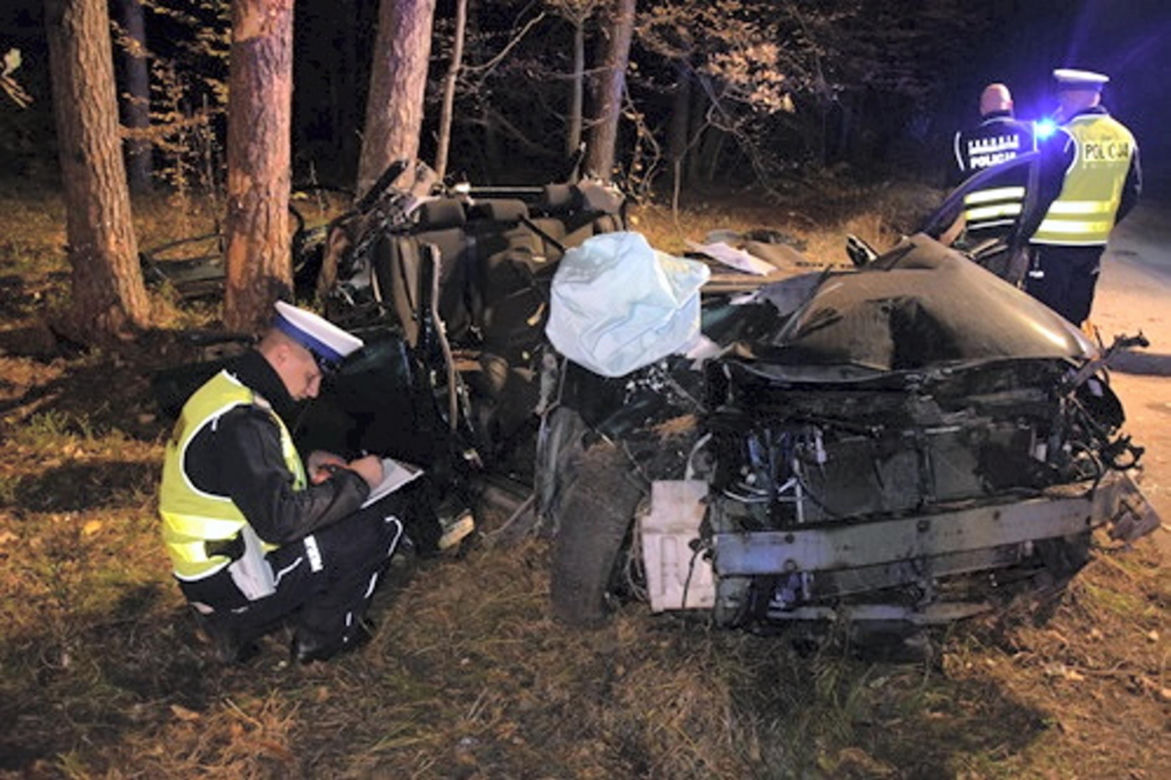 Toyota roztrzaskała się na drzewie. Zginęły młode piłkarki