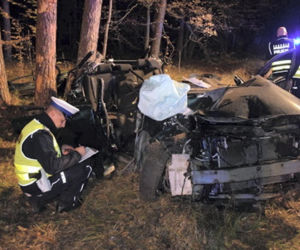 Toyota roztrzaskała się na drzewie. Zginęły młode piłkarki