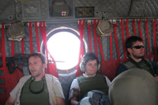 Czy korespondent wojenny powinien mieć broń? Dziennikarz na froncie