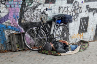 Rośnie liczba bezdomnych. Ruszają kontrole pracowników socjalnych i policji