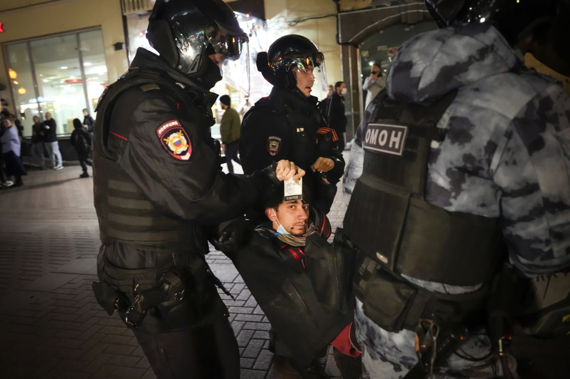 Uliczne protesty w Rosji! Zatrzymanych Putin wysyła na wojnę. Mobilizacja jednak powszechna?