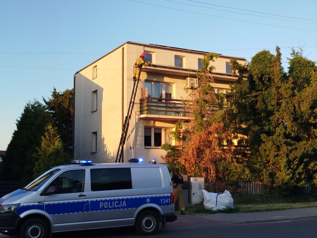 Dziecko wypadło z pierwszego piętra szeregowca przy ul. Chełmońskiego w Siedlcach