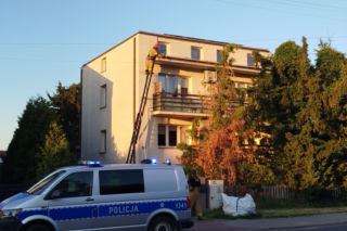 Dziecko wypadło z pierwszego piętra szeregowca przy ul. Chełmońskiego w Siedlcach