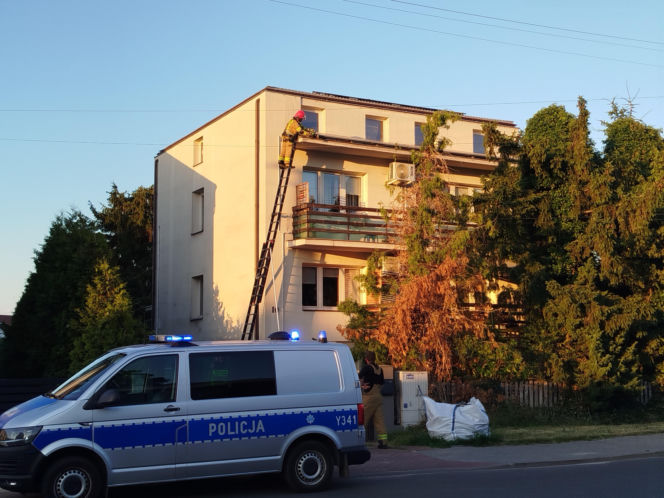 Dziecko wypadło z pierwszego piętra szeregowca przy ul. Chełmońskiego w Siedlcach