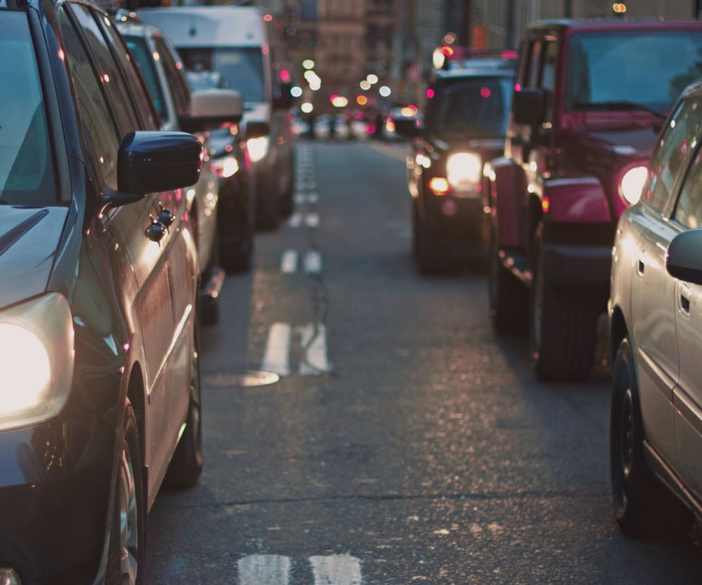 Chcieli urządzić bitwę na trasie S8. Zamaskowana grupa zaatakowała autokar