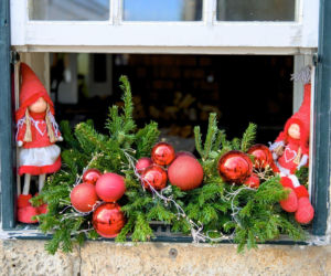 Zewnętrzne dekoracje okien na Boże Narodzenie
