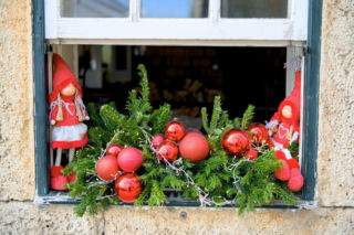Zewnętrzne dekoracje okien na Boże Narodzenie