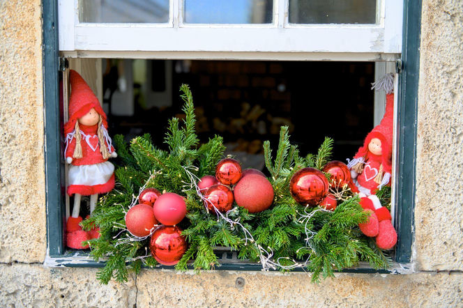 Zewnętrzne dekoracje okien na Boże Narodzenie
