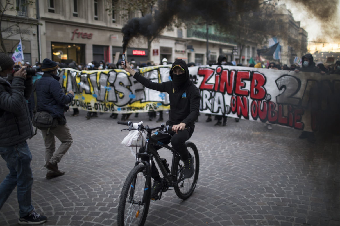 Francja płonie! Wielki atak na policję, dziesiątki rannych