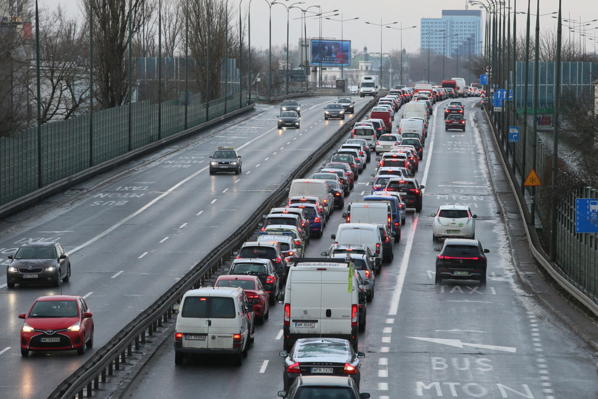 Slalom na Trasie Łazienkowskiej. Trwa remont wiaduktów