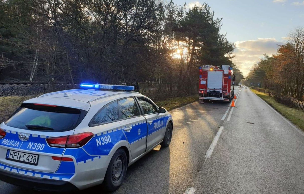 Przerażające dachowanie we Władysławowie. Kierująca Suzuki cudem wyszła z tego cało