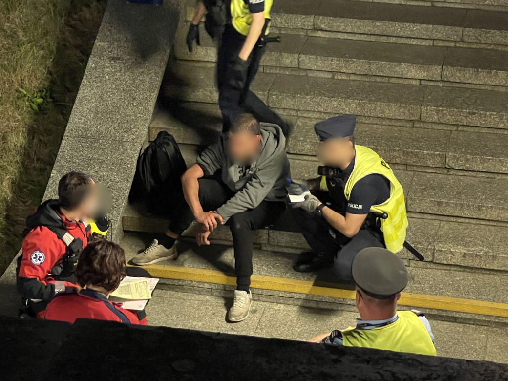 Warszawa. Mężczyzna spadł ze schodów przy zejściu do metra Służew. Leżał na ziemi przez kilkadziesiąt minut!
