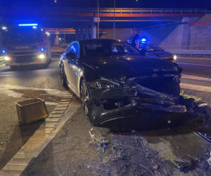 Drogie auta roztrzaskały się na trasie S8. Jaguar zrobił harmonię z barierek 