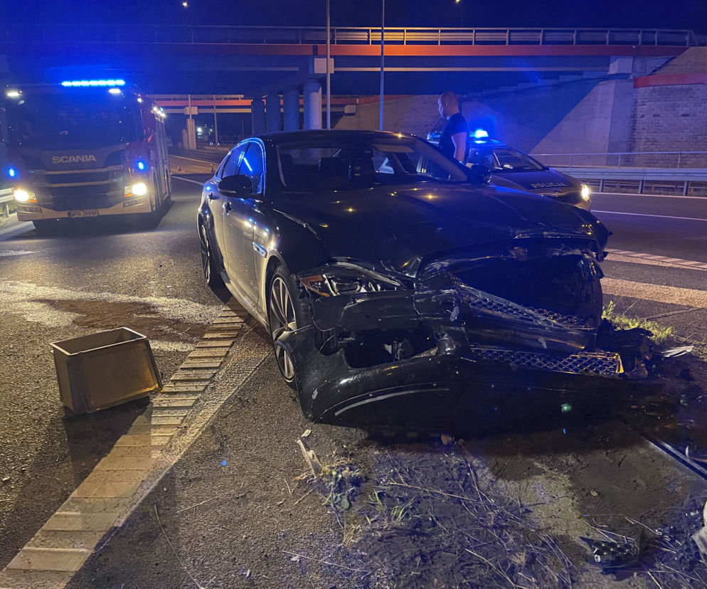 Drogie auta roztrzaskały się na trasie S8. Jaguar zrobił harmonię z barierek 
