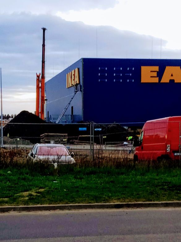 IKEA w Szczecinie: Na fasadzie hali pojawił się pierwszy szyld