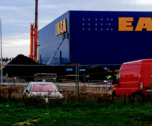 IKEA w Szczecinie: Na fasadzie hali pojawił się pierwszy szyld