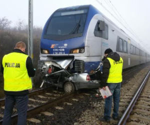 2 Tragiczny wypadek na ul. Moryca w Piotrkowie Trybunalskim. Pociąg staranował osobówkę