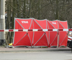 Zignorowała opuszczone rogatki, z torów zmiótł ją nadjeżdżający pociąg. Dramat w Jasiennicy Mazowieckiej