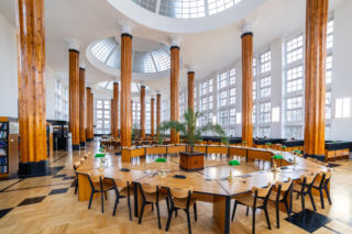 Architekt inspirował się Nowym Jorkiem, Zurychem. Biblioteka SGH w Warszawie była pierwszą tak nowoczesną w Polsce