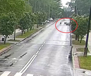 Kierowca nagle wysiadł z jadącego auta. Nagranie szokuje