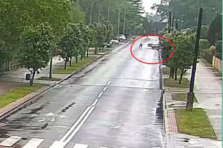 Kierowca nagle wysiadł z jadącego auta. Nagranie szokuje