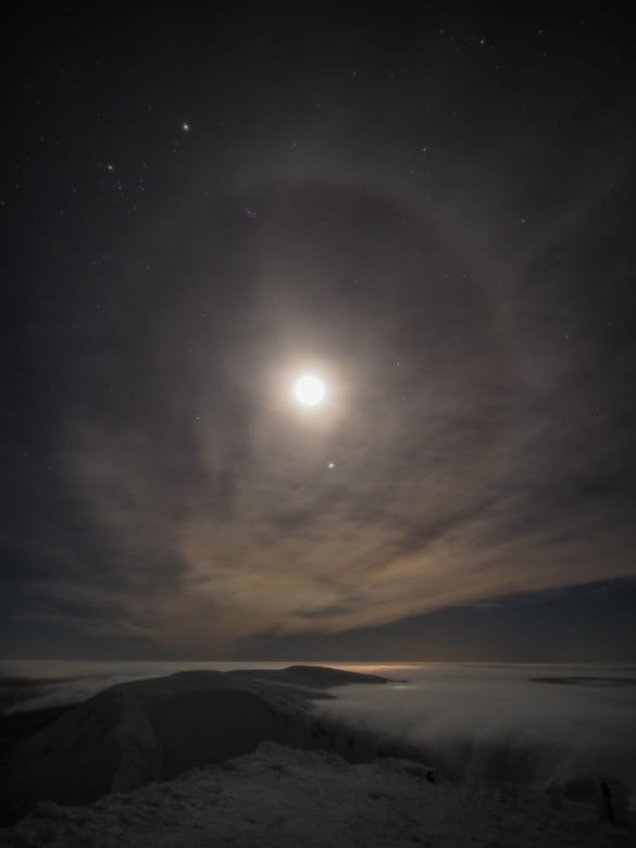 Niesamowite zjawisko tuż nad Śnieżką. Halo słoneczne rozświetliło noc! [ZDJĘCIA]