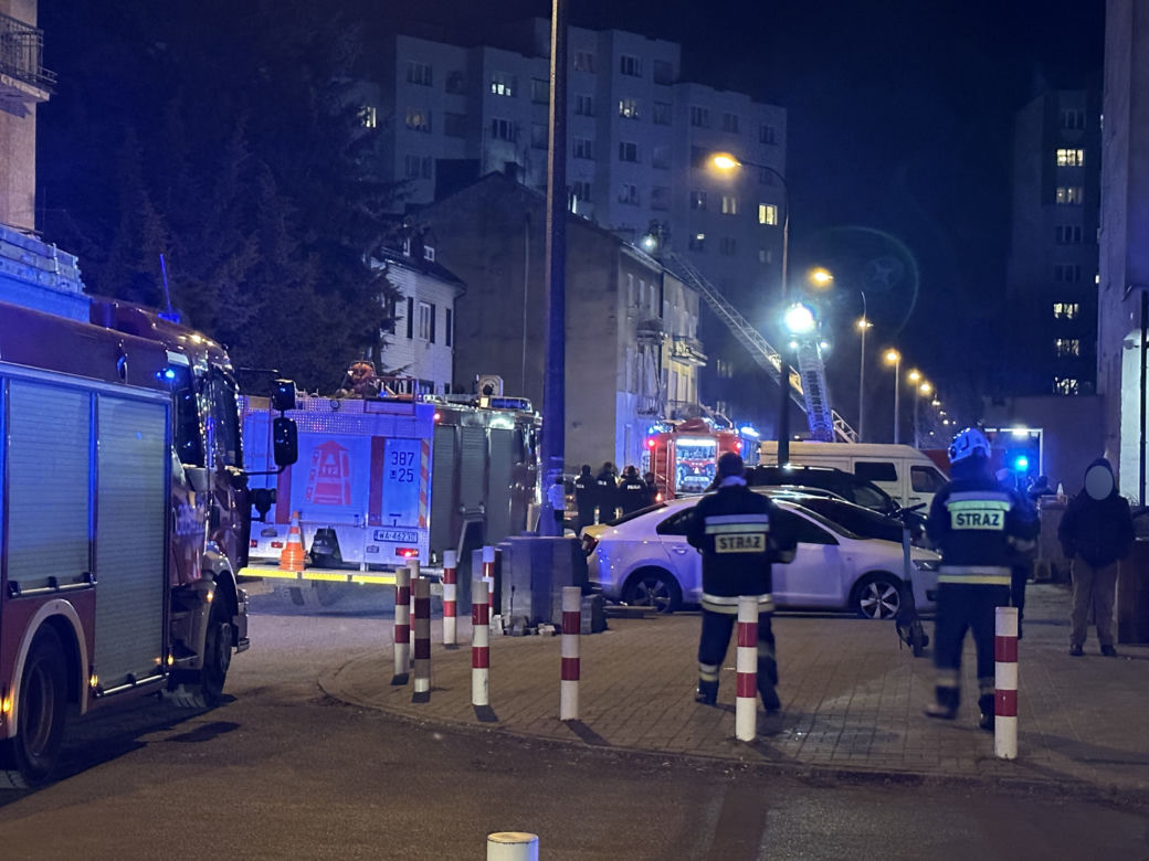 Wielki dym i ogień na Targówku. Pożar kamienicy, w akcji strażacy