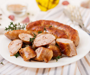 Biała kiełbasa z cydrem: przepis na pieczoną białą kiełbasę
