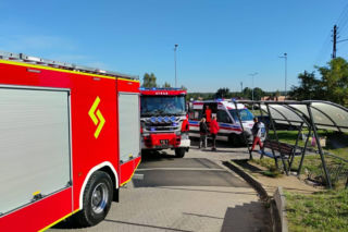Pod Biedronką zaroiło się o karetek i wozów strażackich. Cztery osoby miały niepokojące dolegliwości