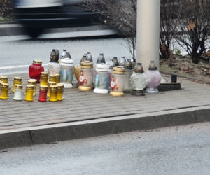 To tu zginęli Weronika i Sebastian. Na miejscu wypadku płoną znicze