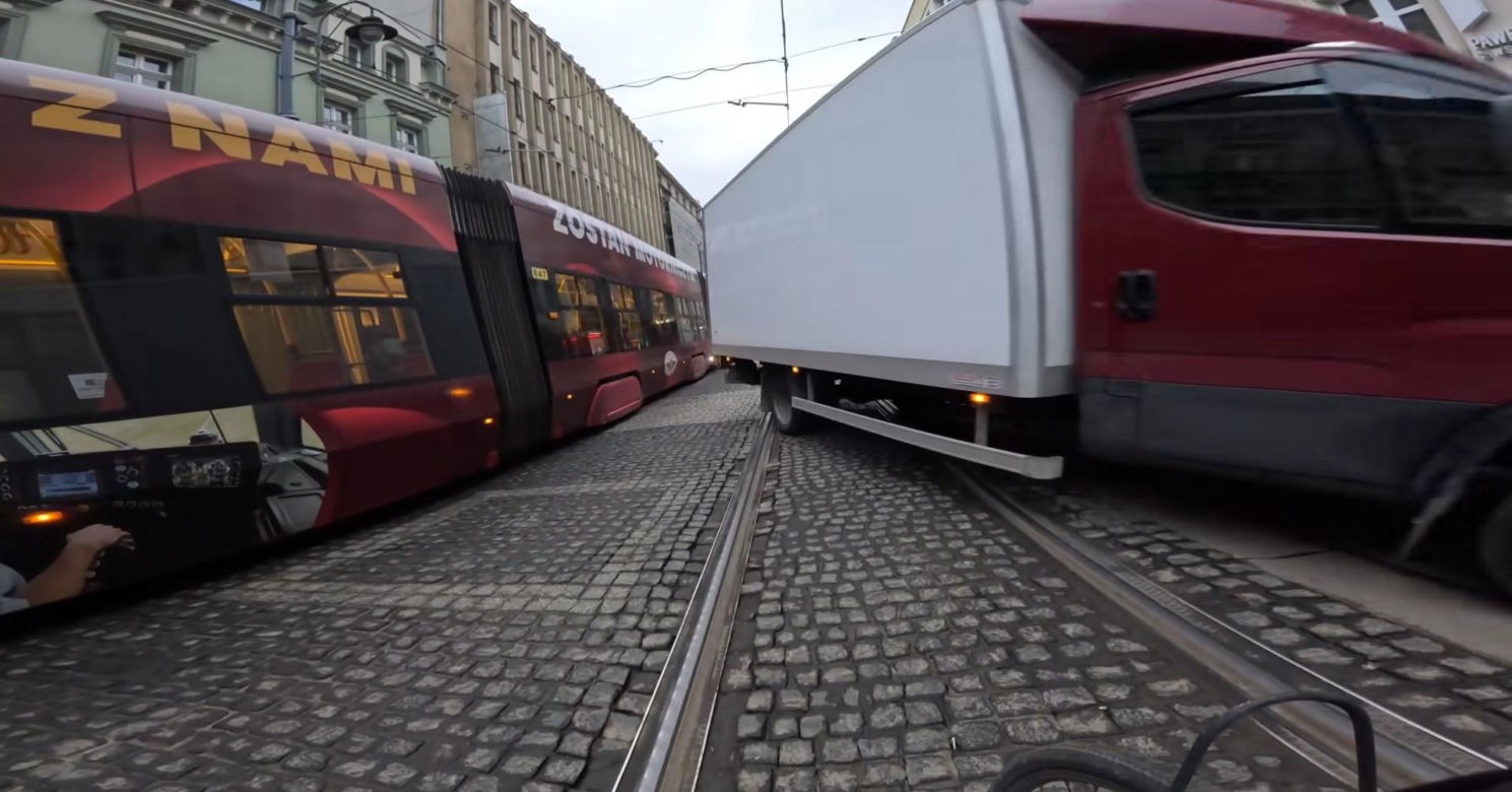 Kierowca wyszedł z samochodu i nakrzyczał na rowerzystę