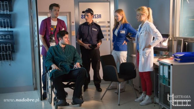 Na dobre i na złe odc. 611. Adam Krajewski (Grzegorz Daukszewicz), Wiktoria Consalida (Katarzyna Dąbrowska), Agata Woźnicka (Emilia Komarnicka), Szczepan (Kamil Kula)