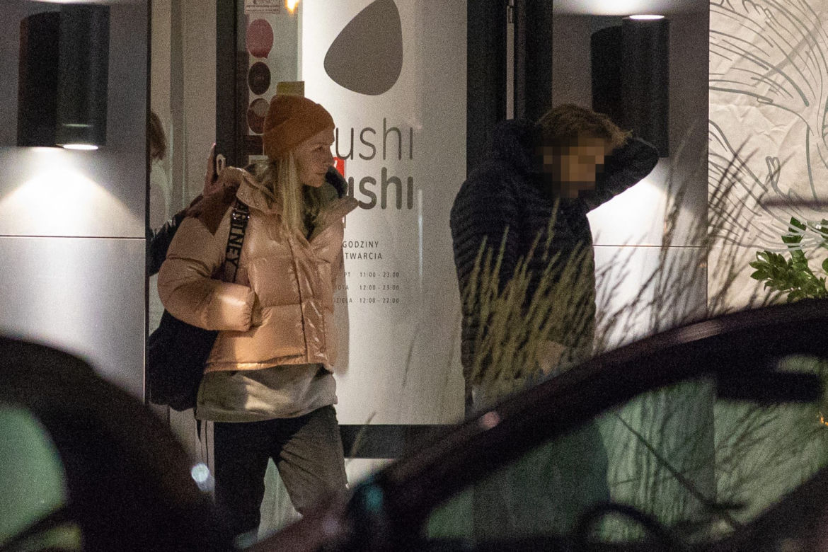 Agnieszka Woźniak-Starak na nocnym spacerze z przyjacielem