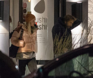 Agnieszka Woźniak-Starak na nocnym spacerze z przyjacielem